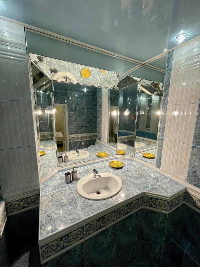 Great One Bed Right Near Opera House Leilighet Kiev Eksteriør bilde
