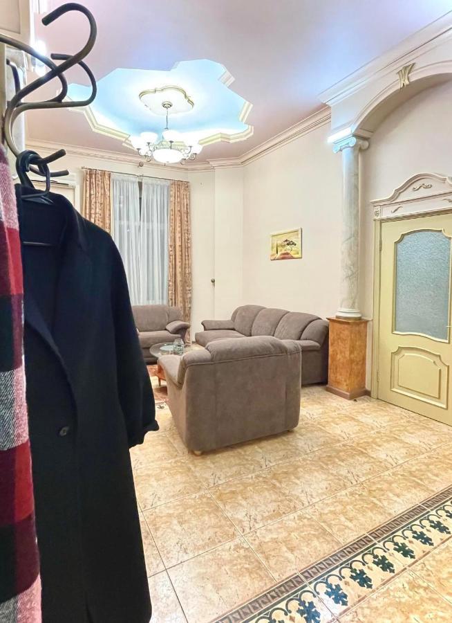 Great One Bed Right Near Opera House Leilighet Kiev Eksteriør bilde