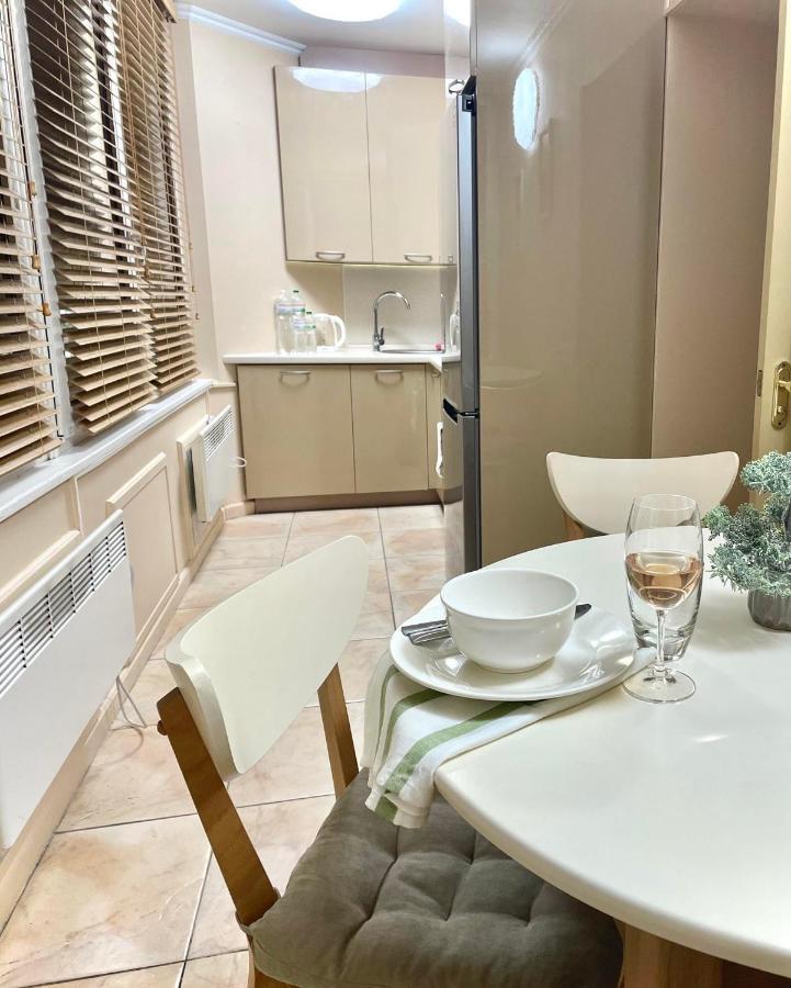 Great One Bed Right Near Opera House Leilighet Kiev Eksteriør bilde