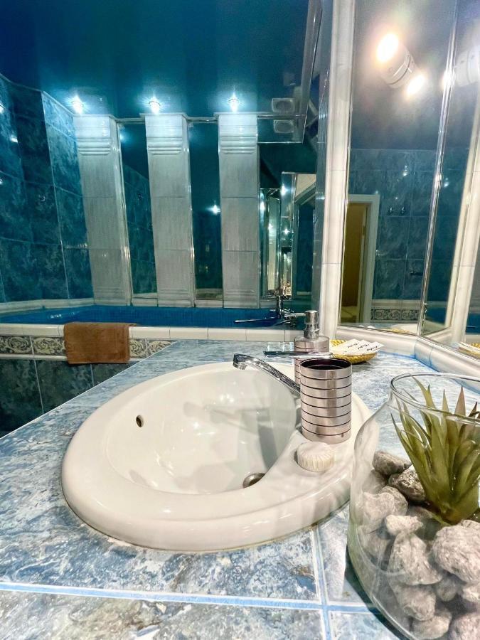 Great One Bed Right Near Opera House Leilighet Kiev Eksteriør bilde