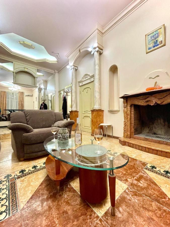 Great One Bed Right Near Opera House Leilighet Kiev Eksteriør bilde