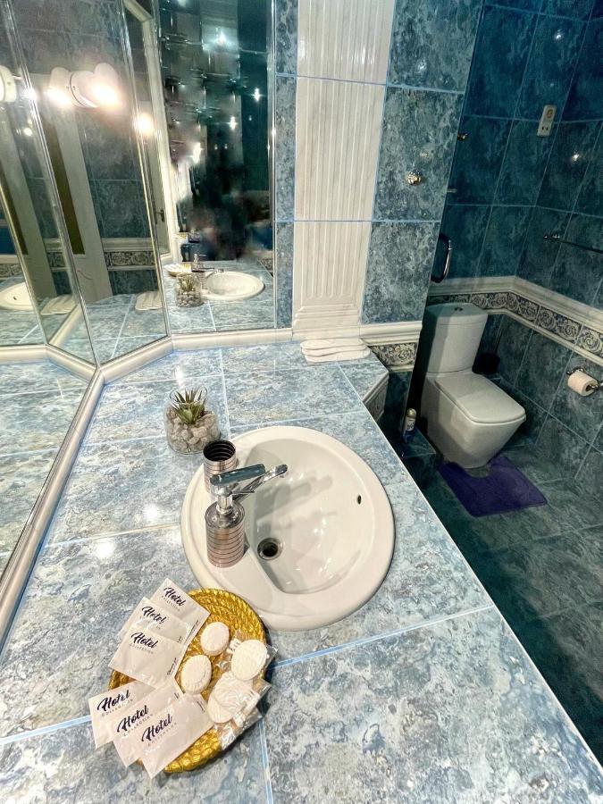 Great One Bed Right Near Opera House Leilighet Kiev Eksteriør bilde
