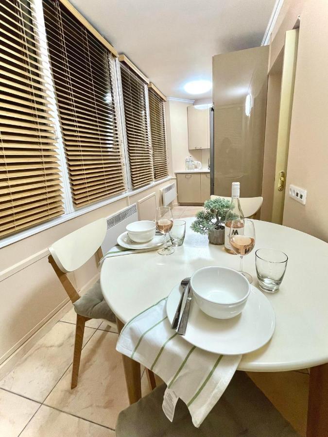 Great One Bed Right Near Opera House Leilighet Kiev Eksteriør bilde
